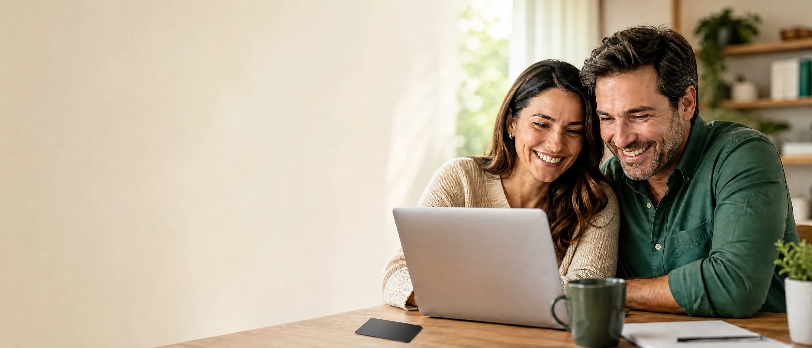 Casal feliz recuperando crédito e comprando online